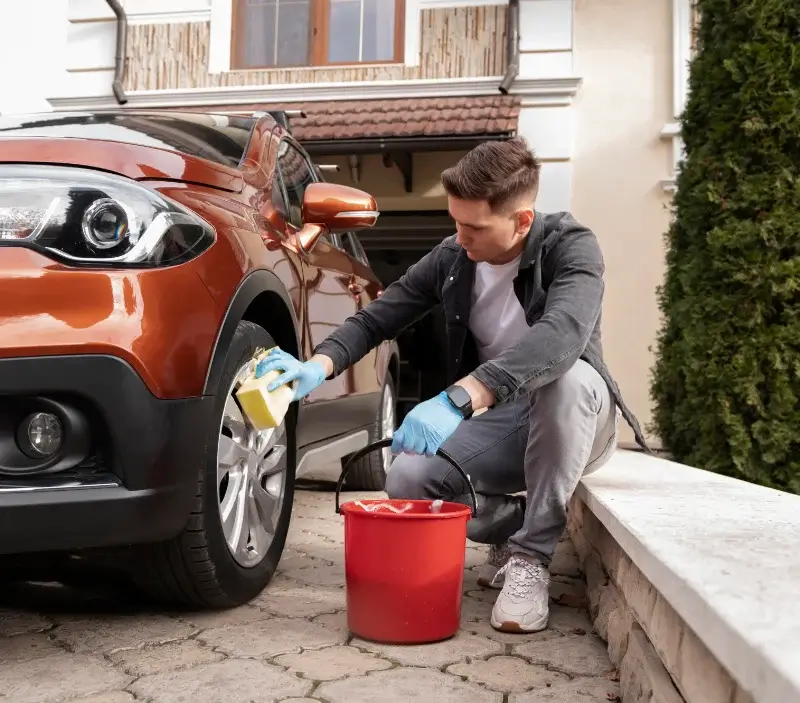 Lavage auto à domicile Saint-Ferréol-Trente-Pas : professionnel intervenant sur un véhicule